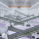 Industrielle Flussspat-Aufbereitungsanlage mit violettem Mineralpulver und weißen Strukturelementen