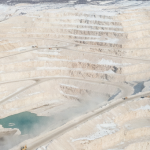 Luftaufnahme eines Lithium-Hartgesteinsabbaus in Kanada bei klarem Tageslicht