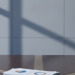 Konferenzraum mit Finanzdokumenten – Symbol für Private-Placement-Verhandlungen bei Junior-Goldunternehmen
