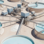 Lithium-Verarbeitungsanlage in der Wüste aus der Vogelperspektive bei hellem Tageslicht
