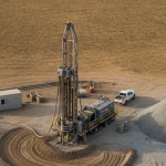 RC-Bohranlage auf flachem Gelände in Westaustralien aus der Vogelperspektive