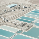 Luftaufnahme einer Lithium-Sole-Verarbeitungsanlage in arider Landschaft mit heller Tagesbeleuchtung