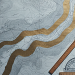 Geologische Karte mit Streichkorridoren einer Goldmineralisierung, markiert mit Messlinien und Annotationen
